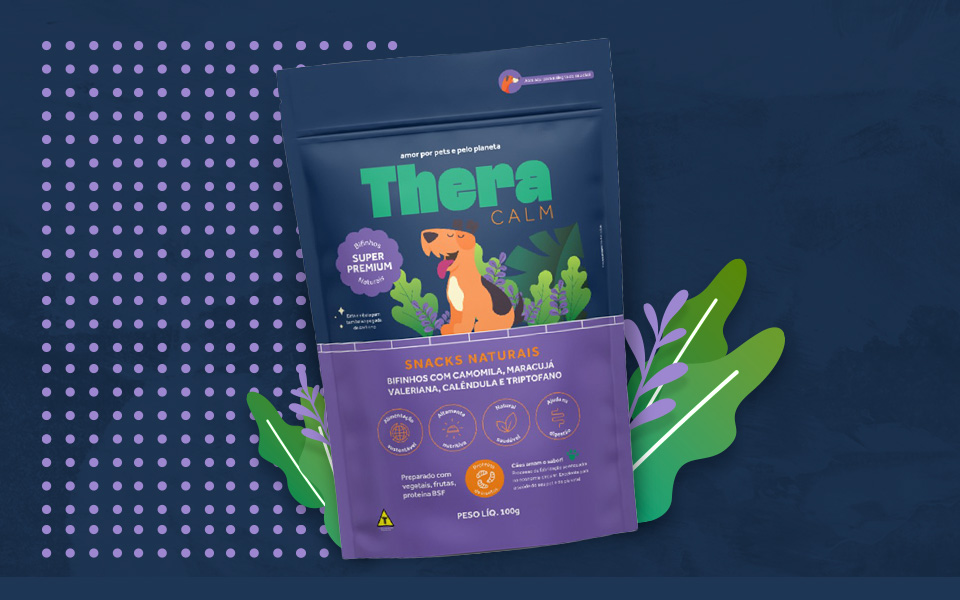 Snacks para cães a base de proteína de insetos da Thera contam com embalagens sustentáveis produzidas pela Camargo Embalagens